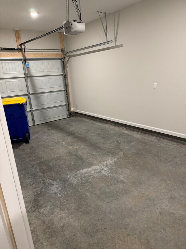 Building Photo - 205 Cherry Way