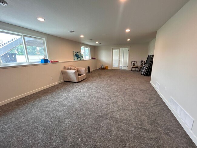 Building Photo - Stunning 5 Bed, 3.5 Bath Luxury Home for R...