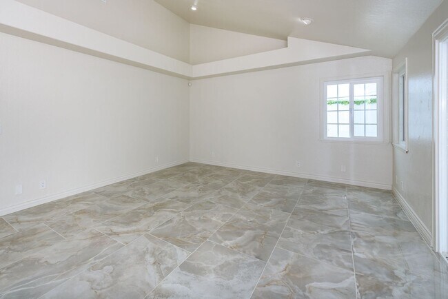 Building Photo - Your Newly Renovated Huntington Beach Oasi...