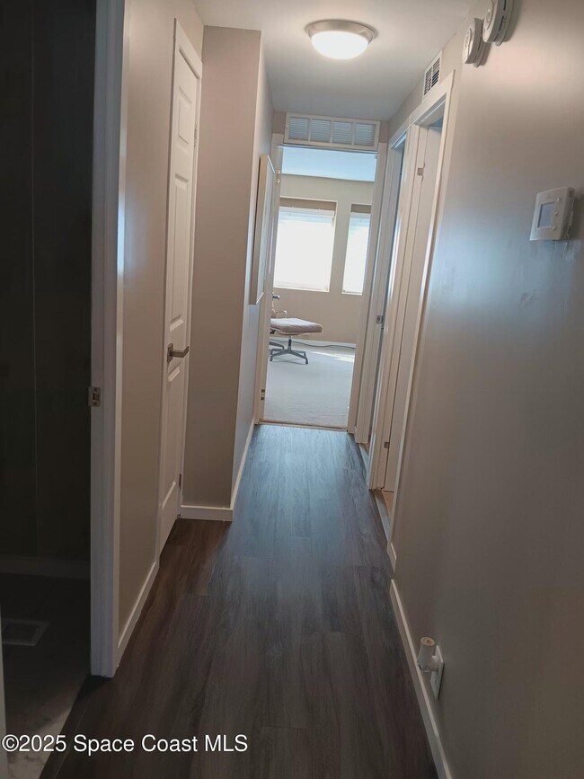 Building Photo - 621 Hyacinth Cir