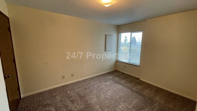 Building Photo - 2BD I 1BA - Oregon City