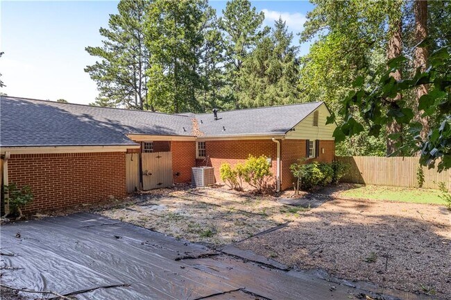 Building Photo - 2713 Briarlake Rd NE