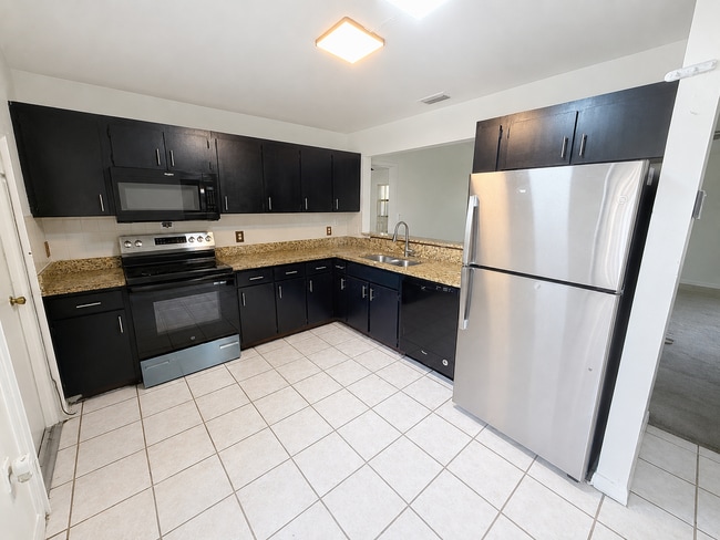 Building Photo - 3 bedroom, pet friendly home!