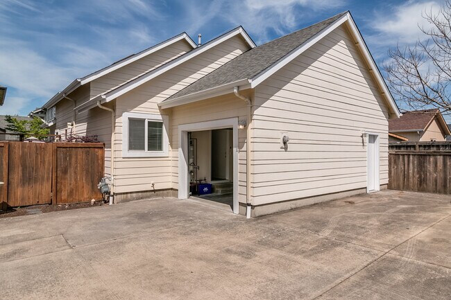 Building Photo - Beautiful 3-Bedroom, 2-Bath Home In Barger Area Of West Eugene!