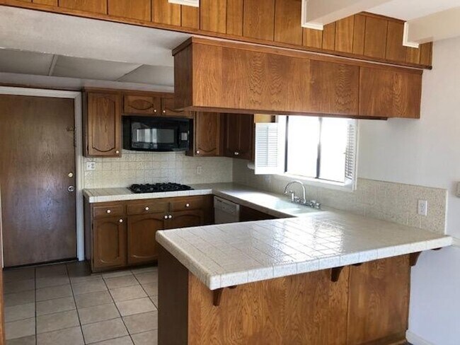 Building Photo - Oak View- Spacious Three Bedroom + Office Space