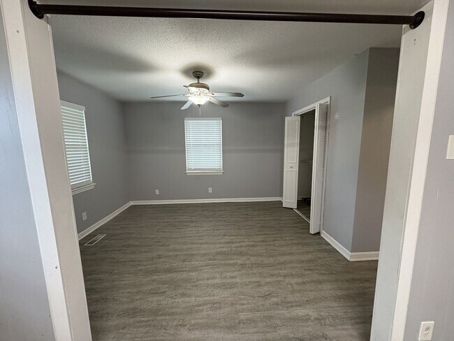 Building Photo - 4240 Crestview Dr