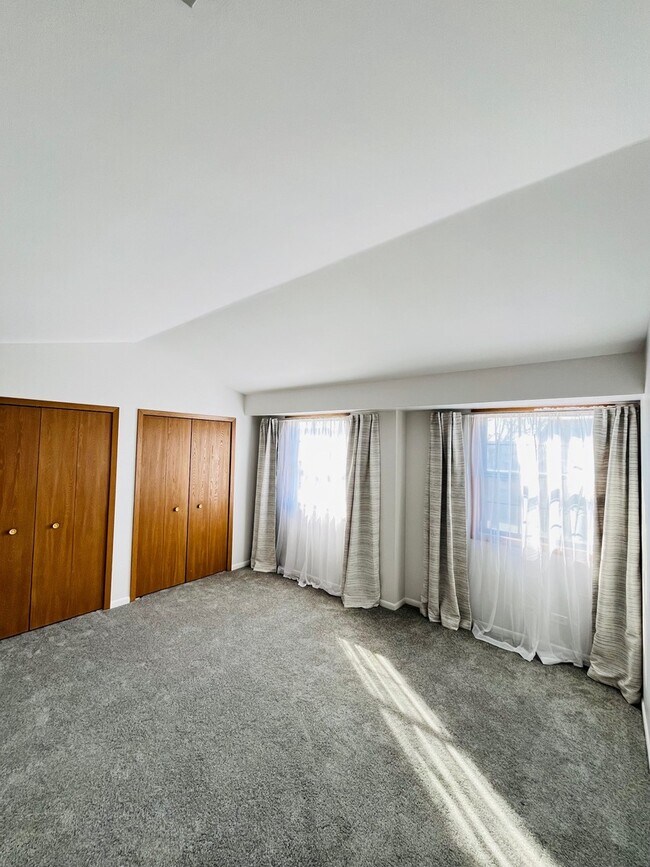 Building Photo - 1486 W Jefferson Ave