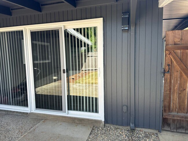 Building Photo - Beautifully updated 2 bedroom 1 bath duplex in a great neighborhood!