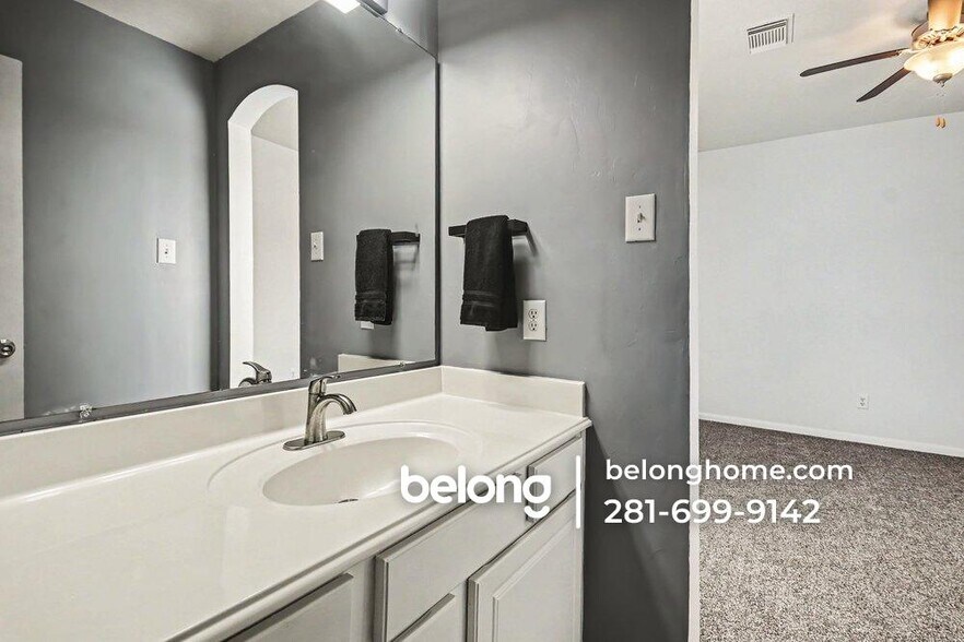 Building Photo - 2855 Everett Dr
