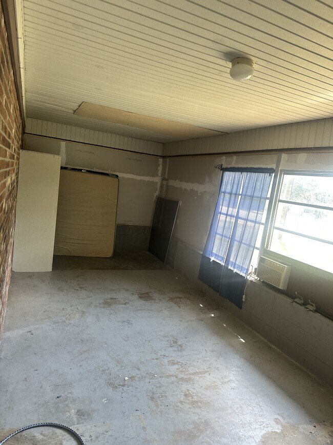 Building Photo - 469 Emerald Rd