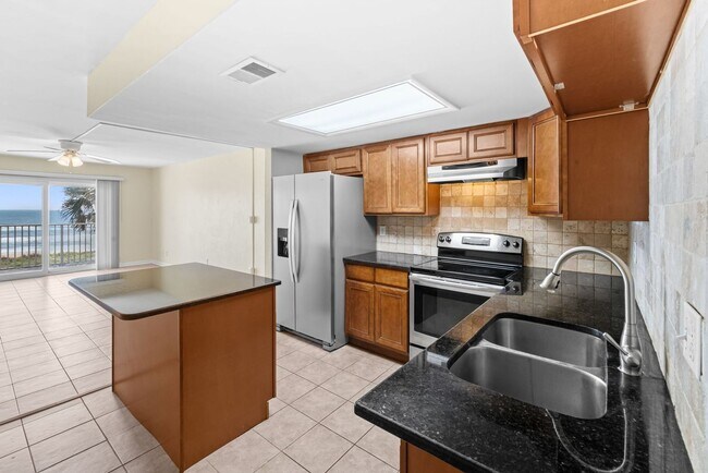 Building Photo - Oceanfront 2 Bedroom Condo with Stunning Views