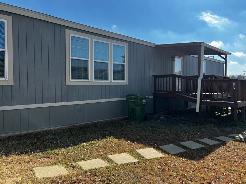 Building Photo - 709 N Collins Fwy