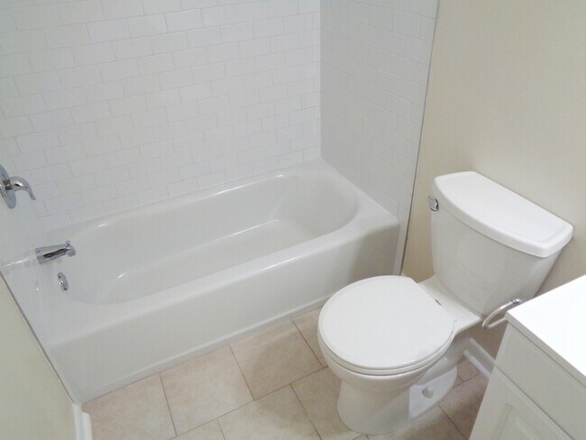 Building Photo - **Available Now** Spacious 3 Bedroom 2 Bath in Savannah!