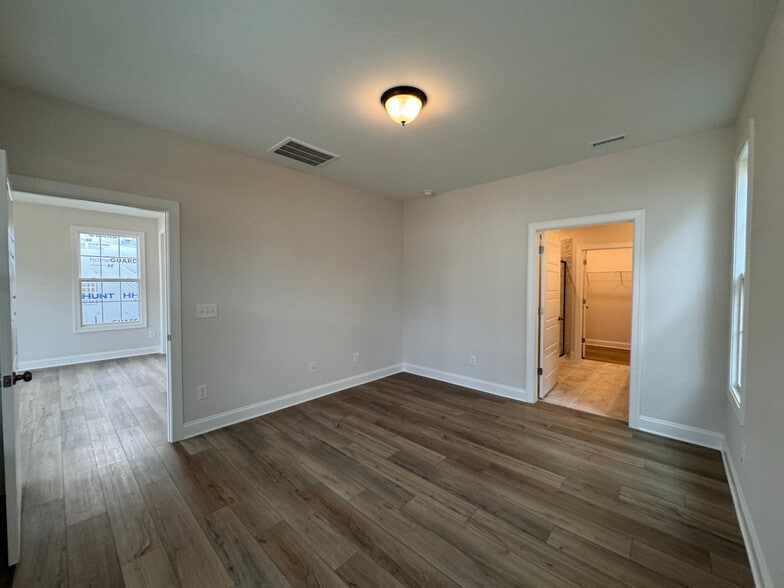 Building Photo - Room in House on Greatland Rd