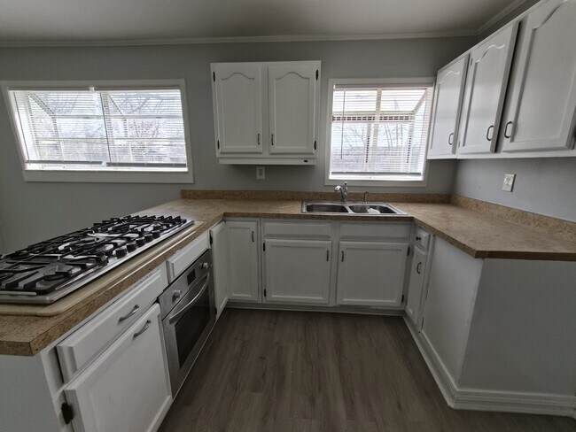 Building Photo - 3747 Ireland Dr