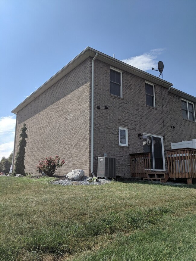 Building Photo - Luxury End-Unit Townhome in Cedar Point, North Harrisonburg!