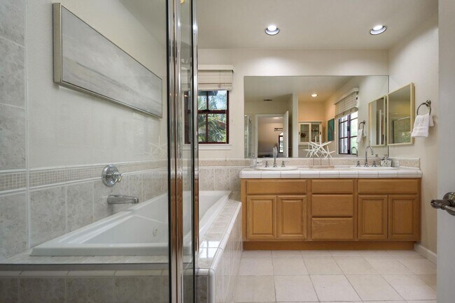 Building Photo - Great Location 3 bdrm townhome