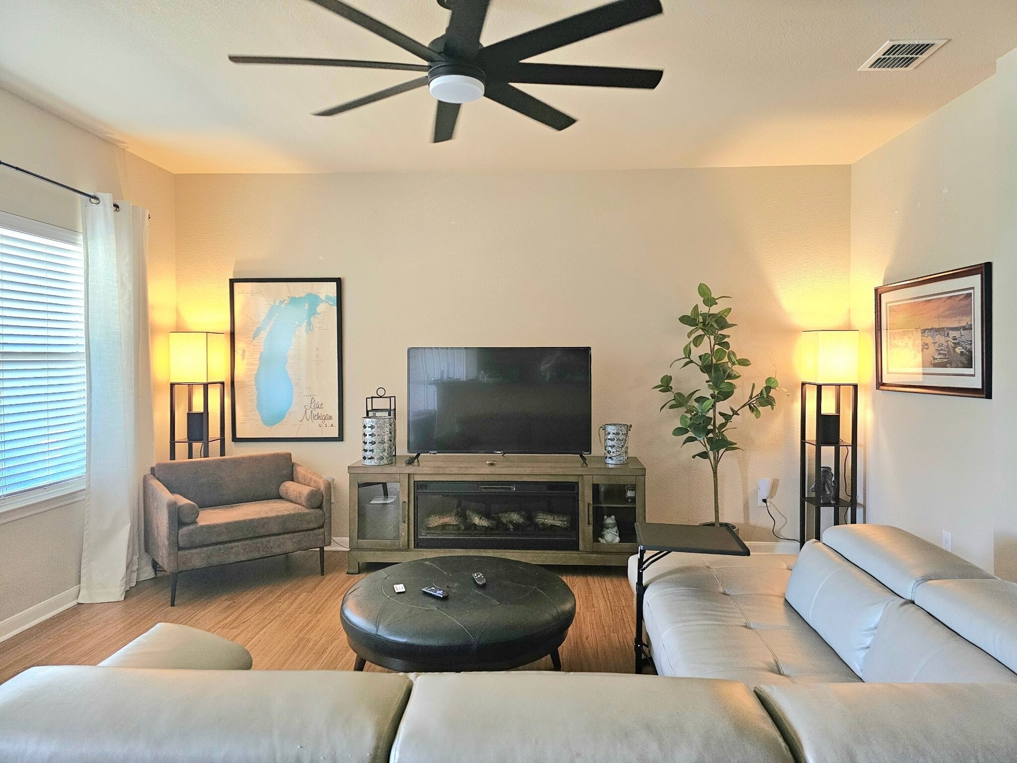 Building Photo - 1210 Plaza Lake Dr