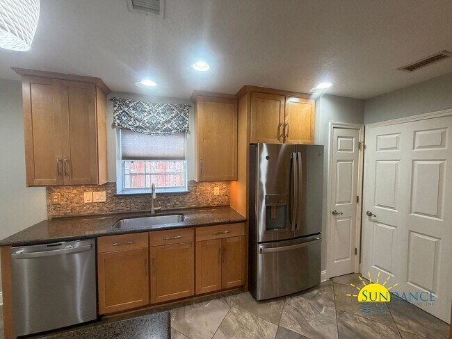 Building Photo - Spacious 5-Bedroom Home with Heated Pool & Hot Tub in Niceville!
