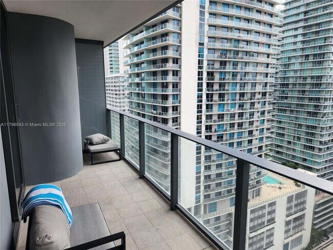 Building Photo - 1000 Brickell Plaza