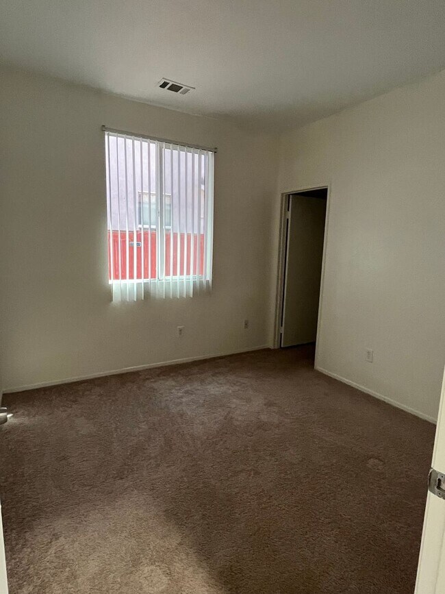 Building Photo - 3 bedroom 2 bath home with large yard available in Adelanto!