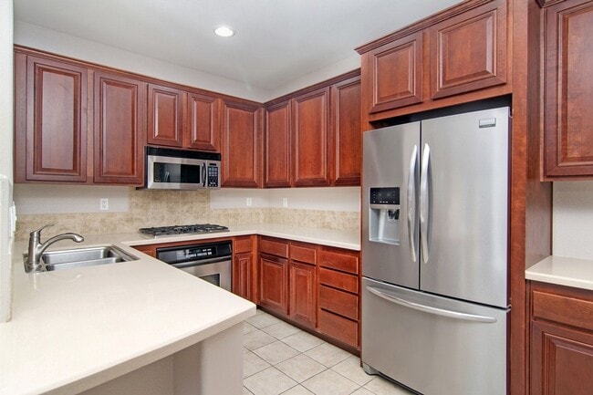 Building Photo - Nicely upgraded townhouse in resort-like E...