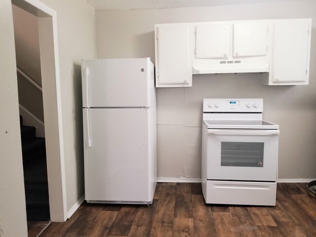 Building Photo - CHARMING TWO BEDROOM HOME MOVE-IN READY!!!
