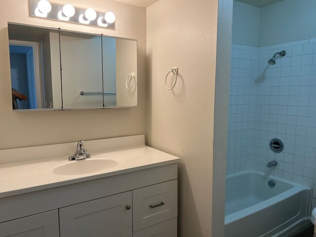 Building Photo - Pretty updated unit with New Flooring