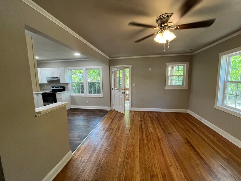 Building Photo - 1307 E Holly St