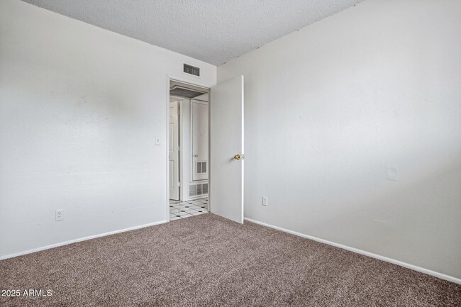 Building Photo - 13 E Desert Dr