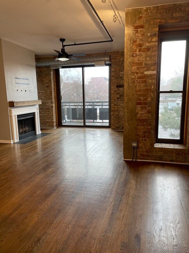 Building Photo - 1735 W Diversey Pkwy
