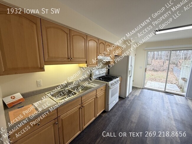 Building Photo - 1932 Iowa St SW