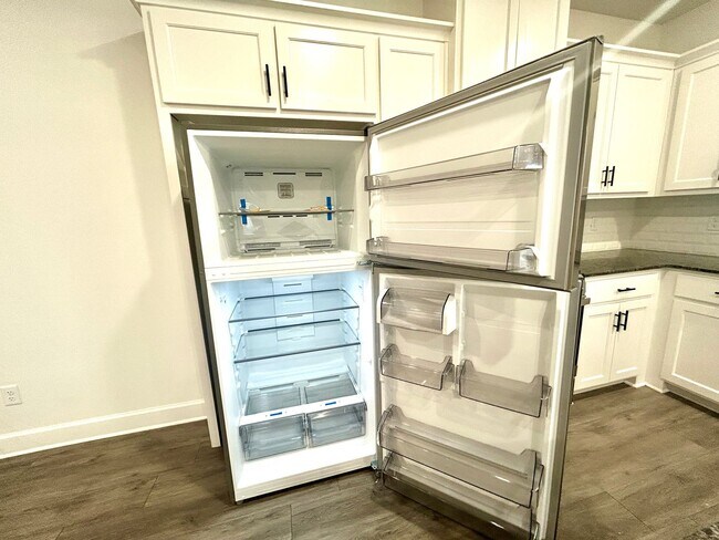 Building Photo - Centerton Home Available NOW! 4 bed, 2 full bath no carpet home. LARGE fenced backyard