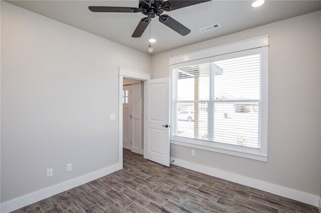 Building Photo - 104 White Oak St