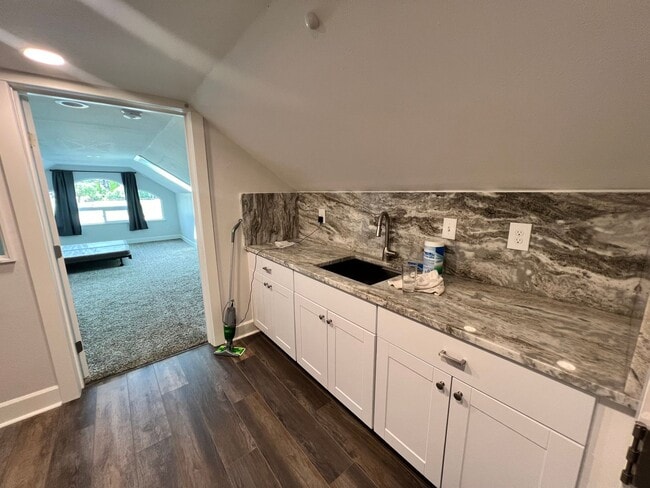 Building Photo - 1 Bedroom Suite for Lease with Washer/Dryer and Garage Spot