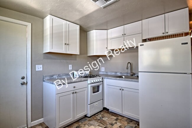 Building Photo - Updated Midtown 1 Bed 1 Bath