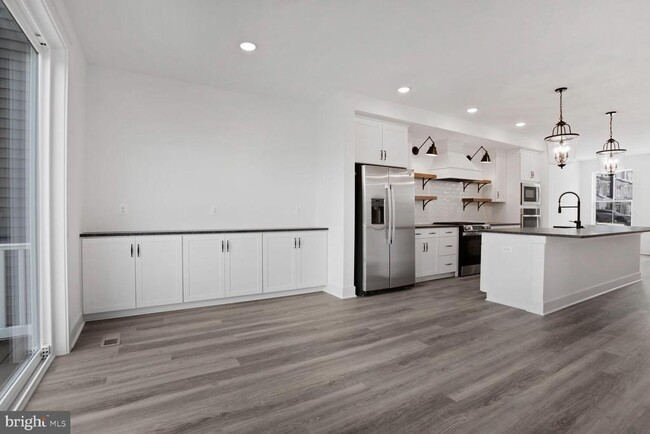 Building Photo - 5041 Bigleaf Rd