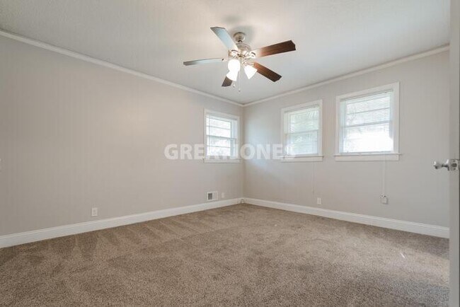 Building Photo - 2136 Robin Rd