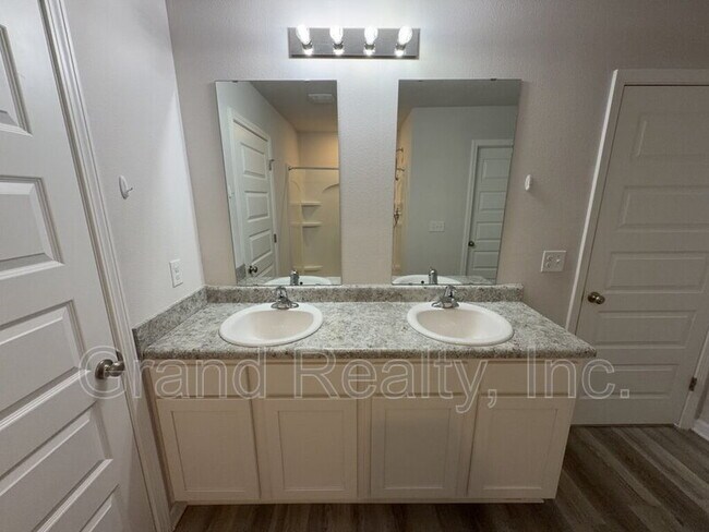Building Photo - 5431 Peach Dr