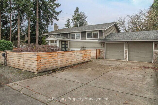 Building Photo - 604 9th Ave