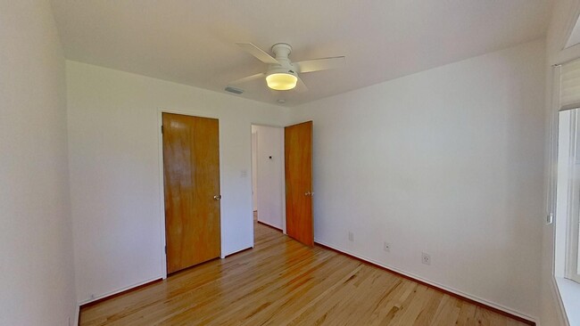 Building Photo - **MOVE-IN SPECIAL!!** Charming 3 Bed 1 Bat...