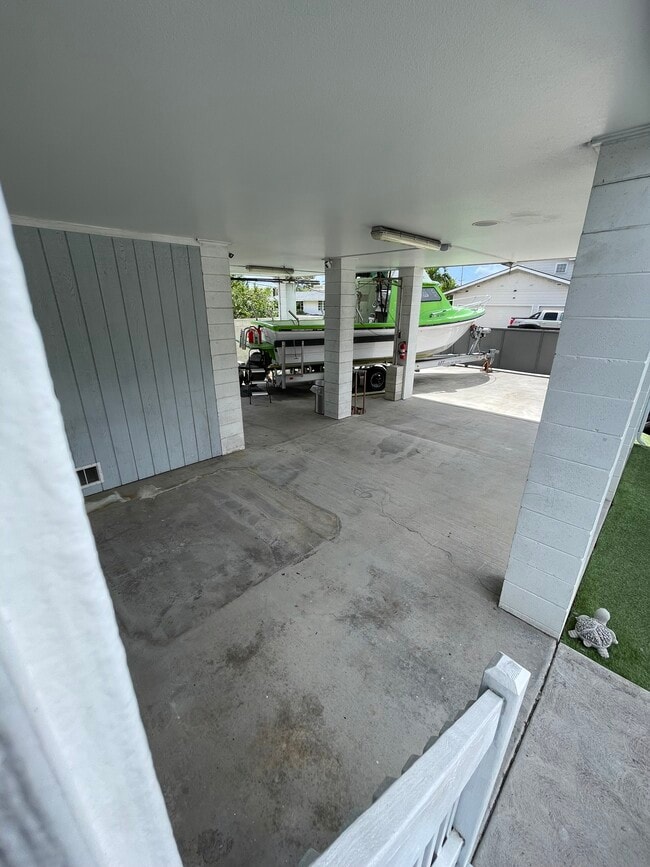 Building Photo - 6153 Kalaniana?ole Hwy