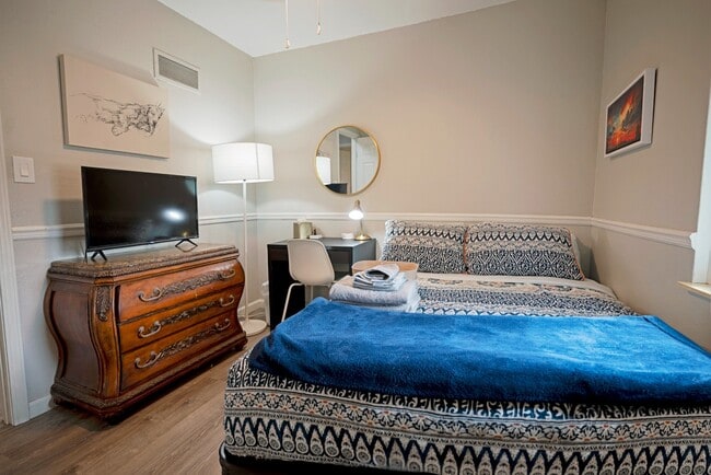 Building Photo - 413 SE Lana Ct