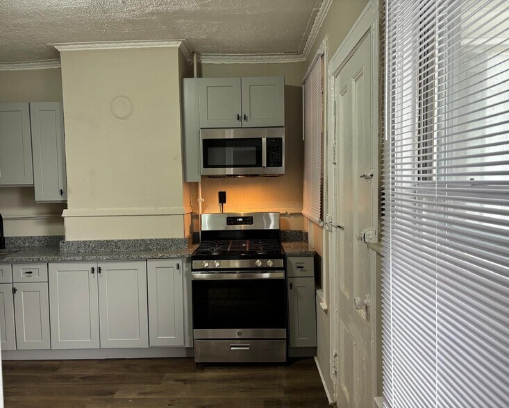 Building Photo - 633 Main St