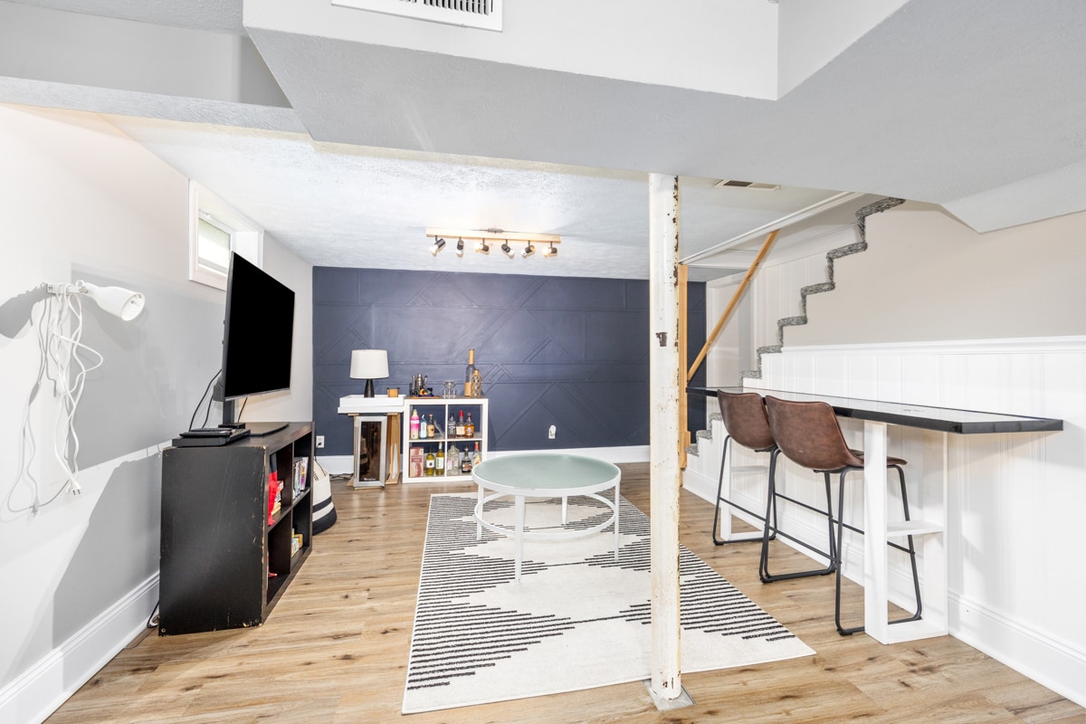 Basement Rec Room - 507 Fontenelle St SE