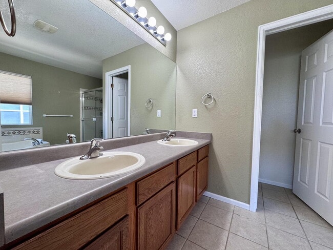 Building Photo - 7031 S Oak Hill Cir