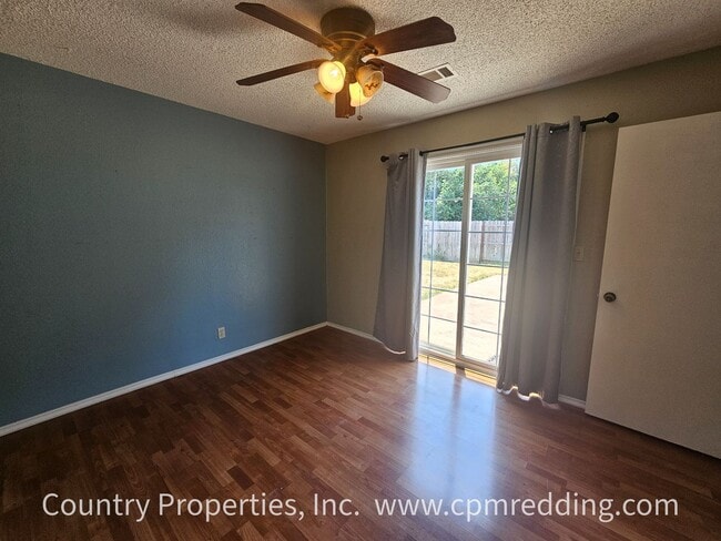 Building Photo - Super Cute House in East Redding With Atta...