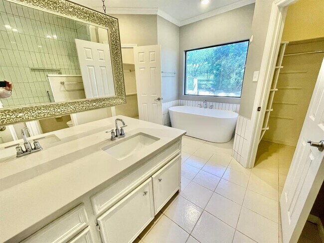 Building Photo - 6208 Lost Horizon Dr