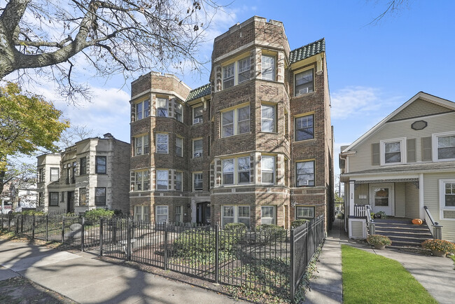 Building Photo - Massive (1255 SF)  2br/1ba in Oak Park's m...