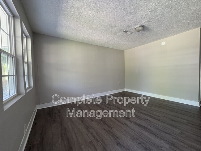 Building Photo - 725 Avenue G